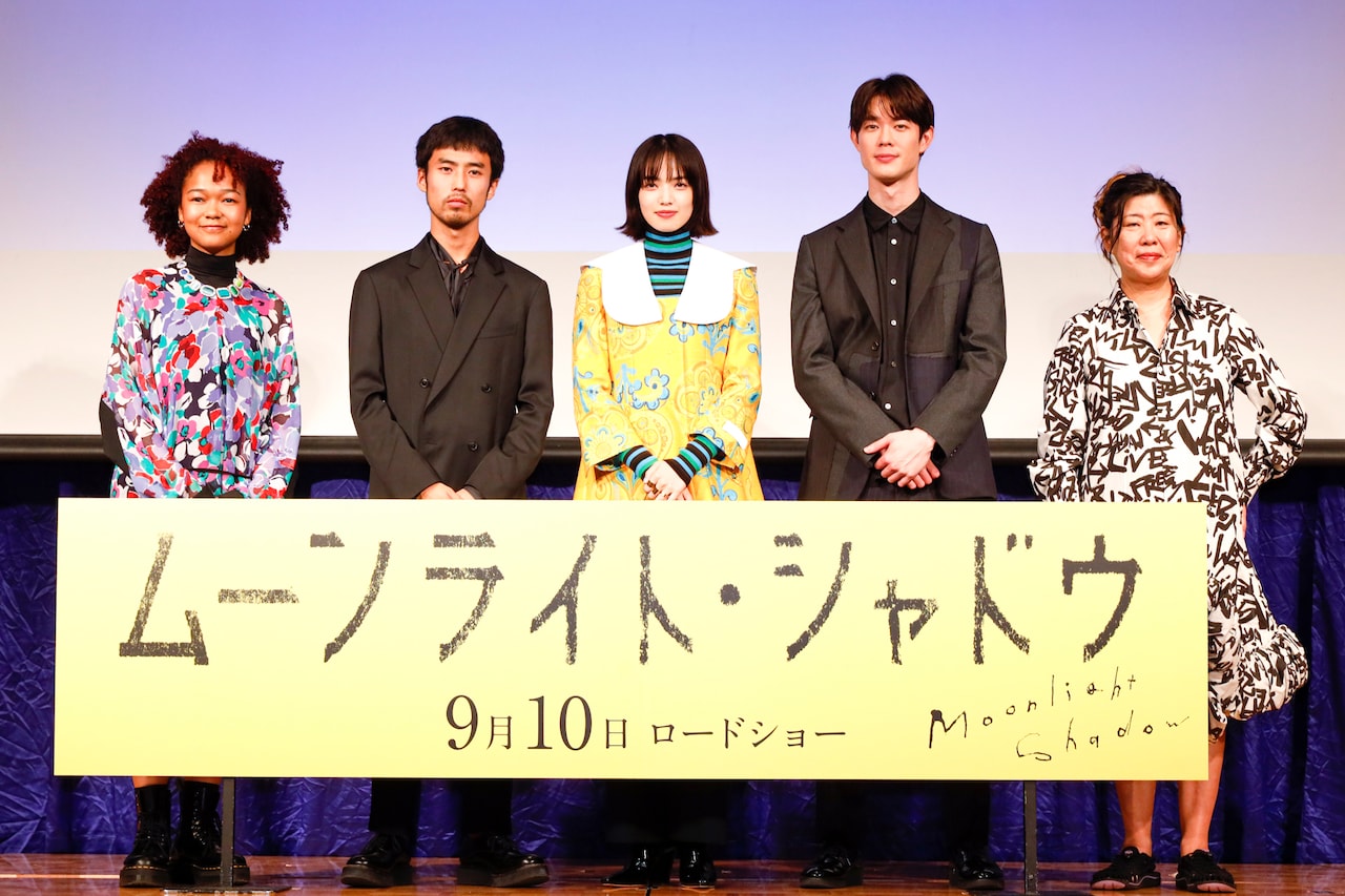 「ムーンライト・シャドウ」完成報告会見の様子。左から中原ナナ、佐藤緋美、小松菜奈、宮沢氷魚、吉本ばなな。