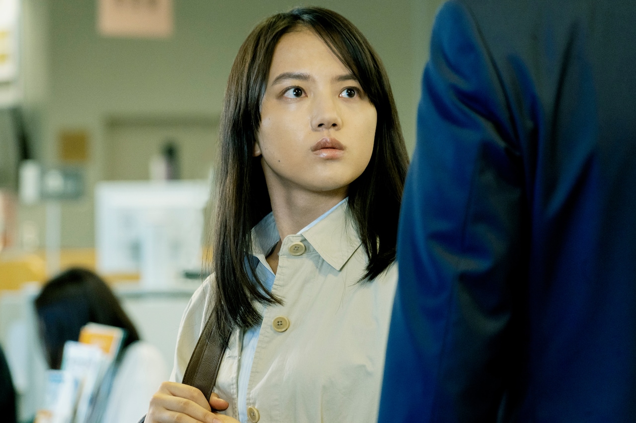 清原果耶の「護られなかった者たちへ」新カット、千原せいじに胸ぐらつかまれる場面も