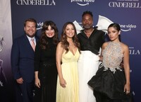 「シンデレラ」プレミアイベントの様子。左からジェームズ・コーデン、イディナ・メンゼル、ケイ・キャノン、ビリー・ポーター、カミラ・カベロ。