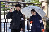 左から柳楽優弥、井上真央。