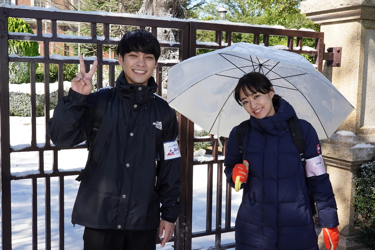 左から柳楽優弥、井上真央。