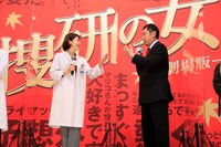 左から沢口靖子、内藤剛志。