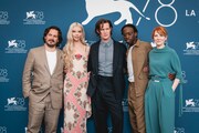 第78回ヴェネツィア国際映画祭「ラストナイト・イン・ソーホー」ワールドプレミアの様子。左からエドガー・ライト、アニヤ・テイラー＝ジョイ、マット・スミス、マイケル・アジャオ、クリスティ・ウィルソン＝ケアンズ。