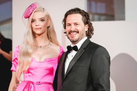 左からアニヤ・テイラー＝ジョイ、エドガー・ライト。