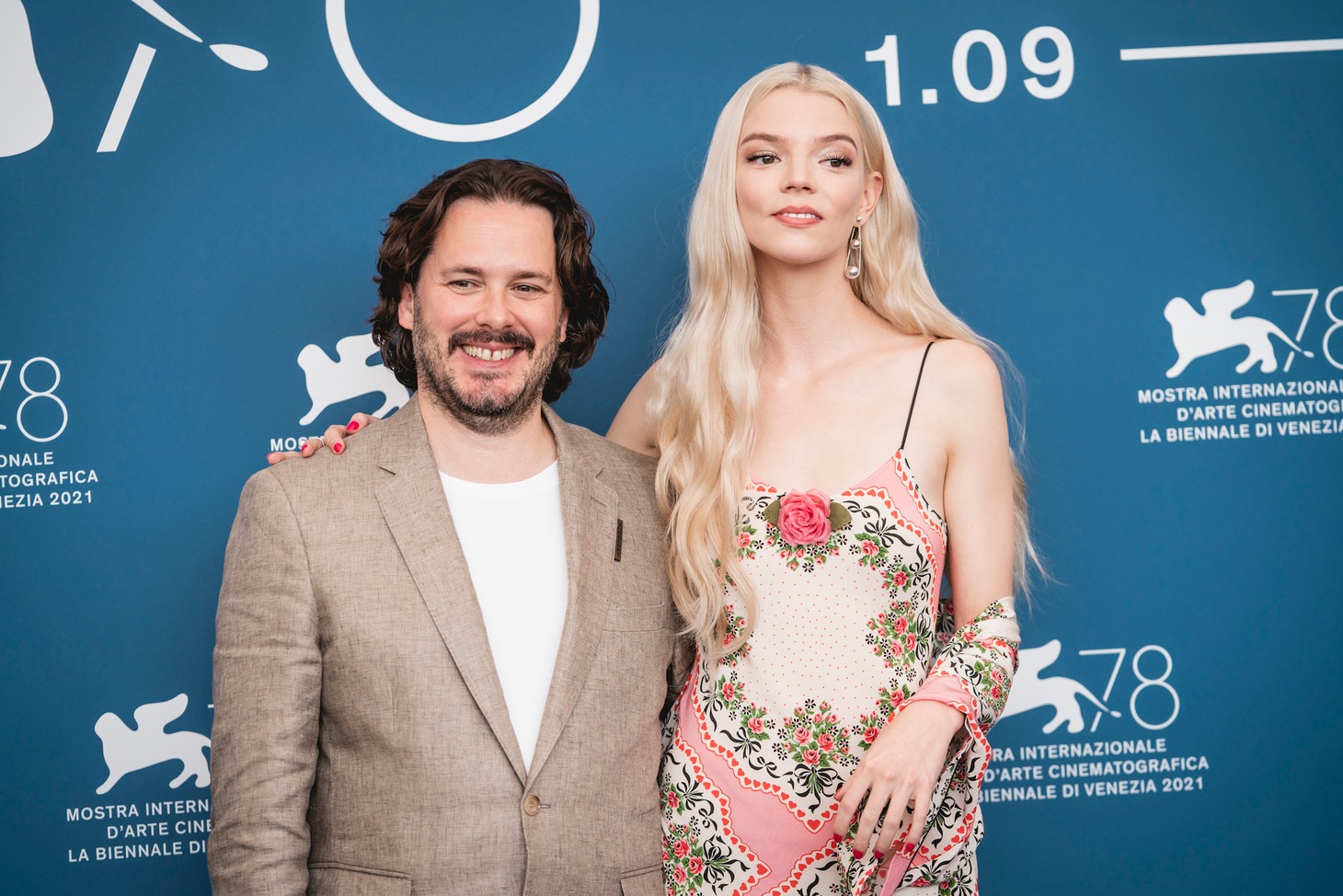 左からエドガー・ライト、アニヤ・テイラー＝ジョイ。
