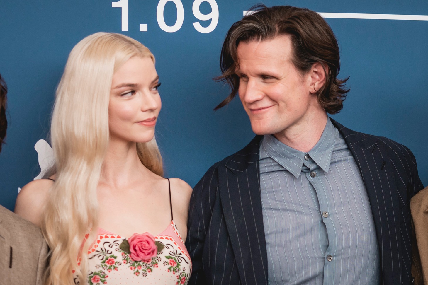 左からアニヤ・テイラー＝ジョイ、マット・スミス。