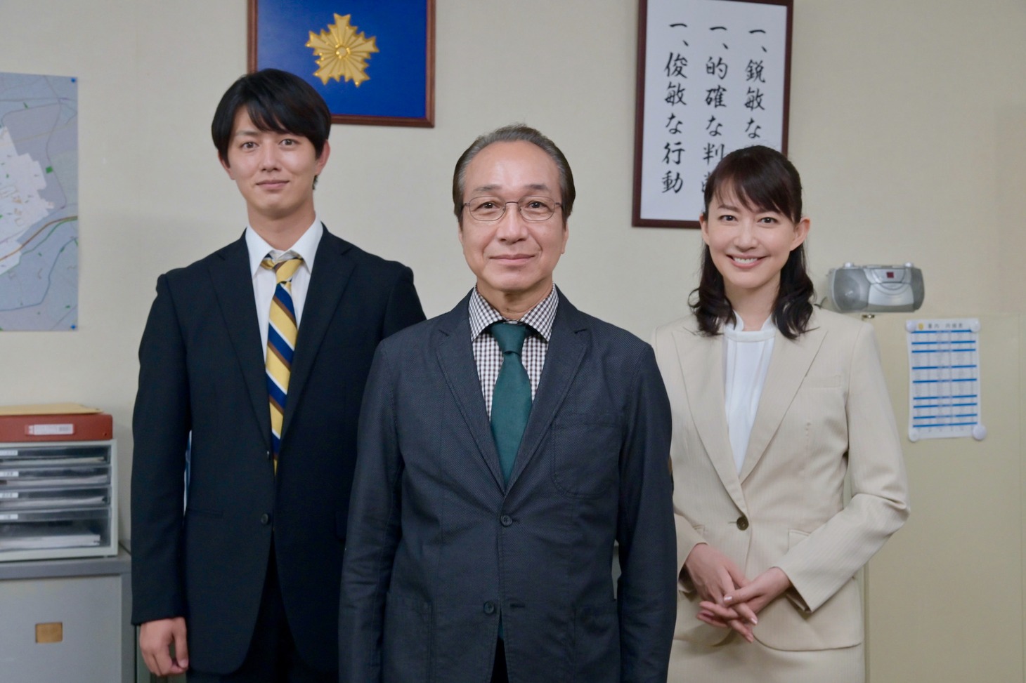 左から一ノ瀬貴一役の工藤阿須加、百野冬美男役の小日向文世、万城目千鶴役の森口瑤子。