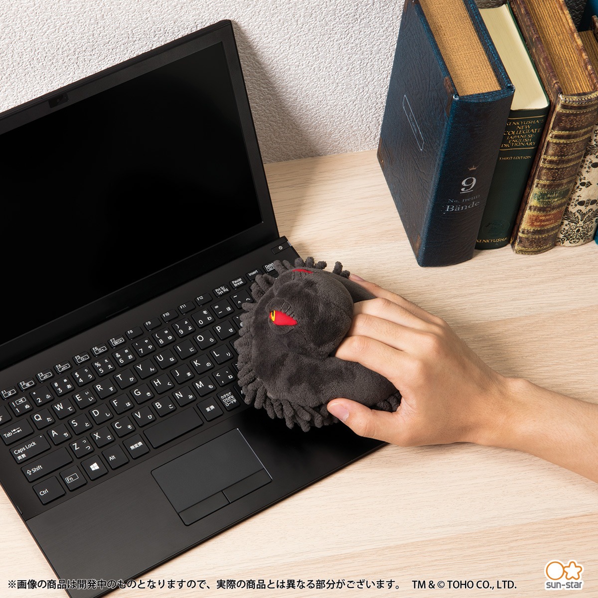 「ゴジラ ヘドラ卓上モップ」の使用イメージ。