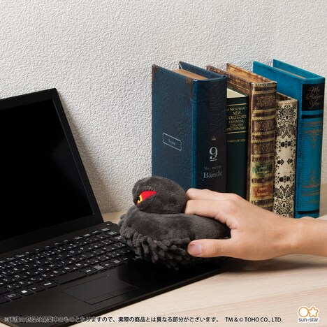 「ゴジラ ヘドラ卓上モップ」の使用イメージ。