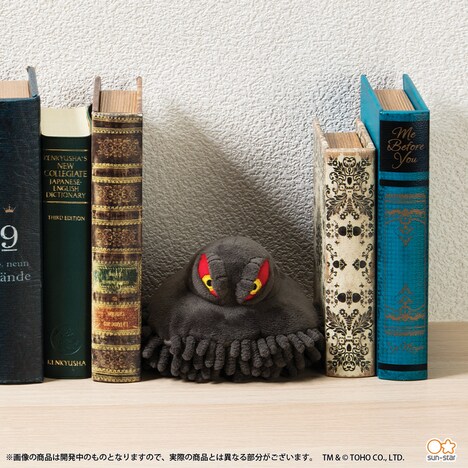 「ゴジラ ヘドラ卓上モップ」の使用イメージ。