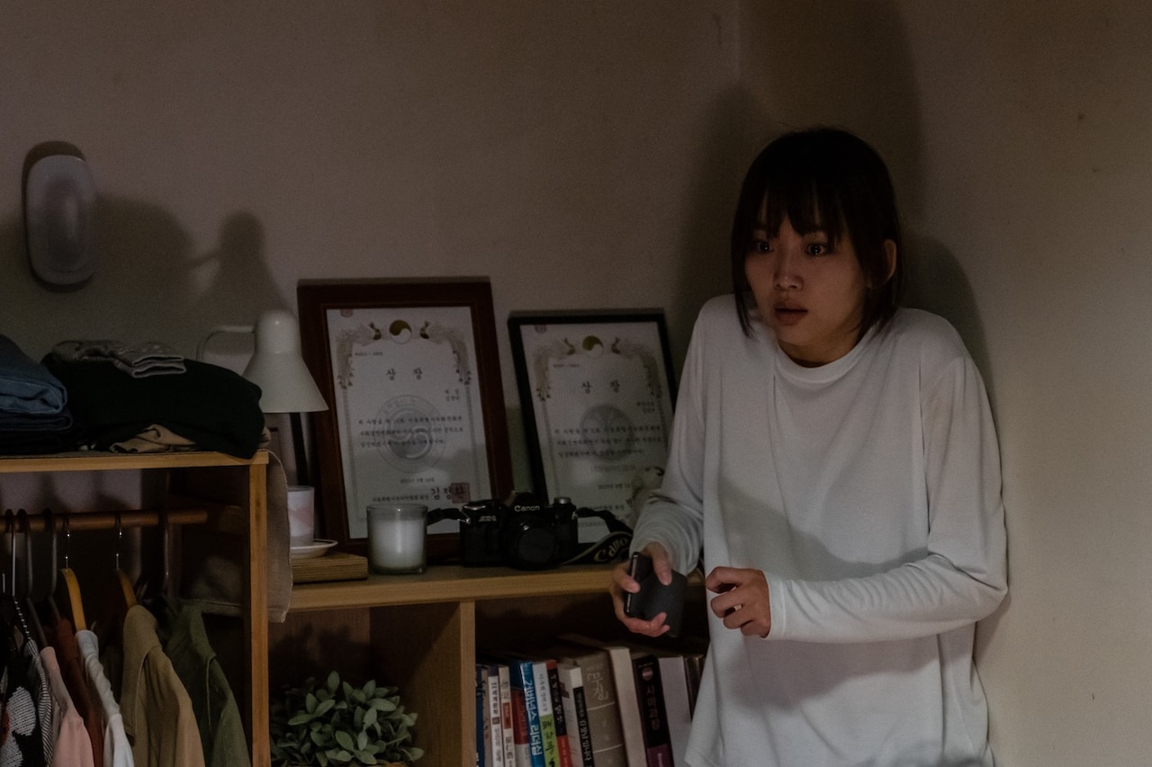 斧で破壊したドアからのぞく男、「殺人鬼から逃げる夜」“最恐”シーンを公開