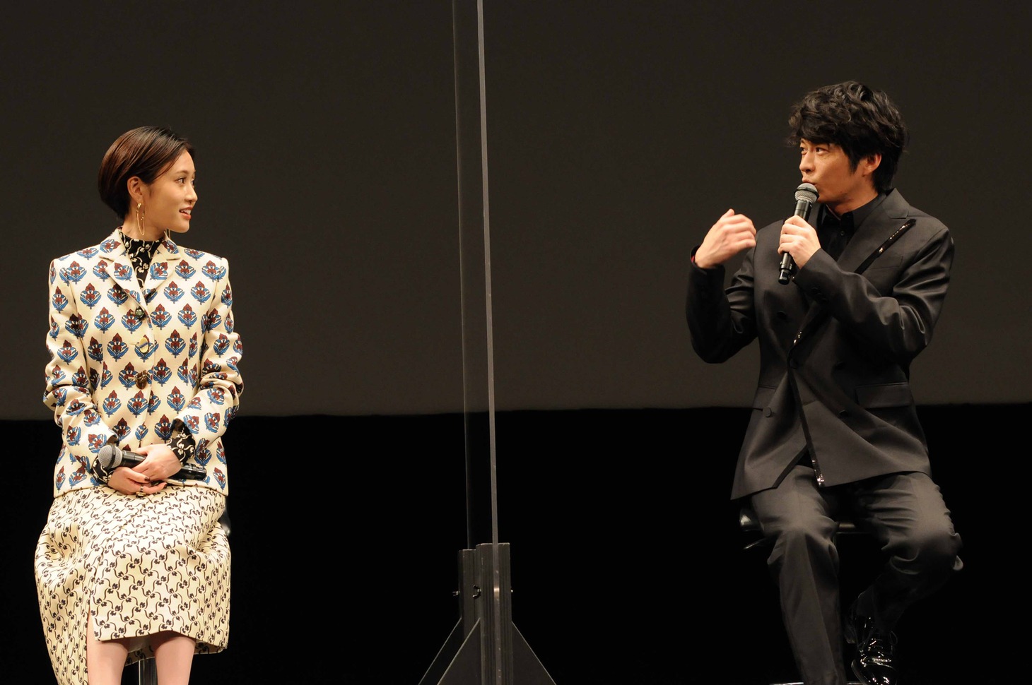 左から前田敦子、田中圭。
