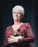 金獅子生涯功労賞のトロフィーを持つジェイミー・リー・カーティス。