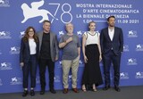 第78回ヴェネツィア国際映画祭「最後の決闘裁判」上映時の様子。左からニコール・ホロフセナー、マット・デイモン、リドリー・スコット、ジョディ・カマー、ベン・アフレック。