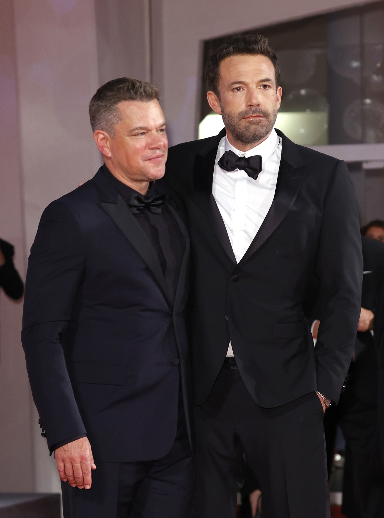 第78回ヴェネツィア国際映画祭にて、左からマット・デイモン、ベン・アフレック。