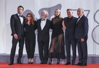 第78回ヴェネツィア国際映画祭「最後の決闘裁判」レッドカーペットの様子。