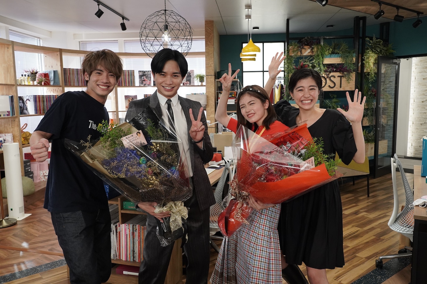 左から赤楚衛二、中島健人、小芝風花、佐久間由衣。