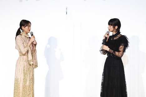 左から臼田あさ美、小松菜奈。