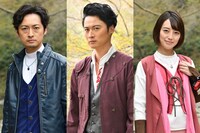 左から渋江譲二演じるマスターブルー、黄川田雅哉演じるマスターレッド、沢井美優演じるマスターピンク。