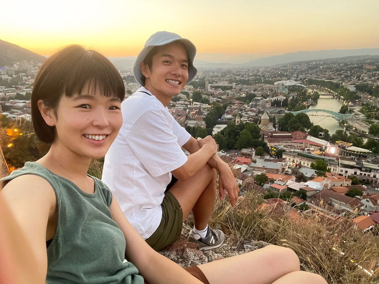 ジョージアの首都トビリシにて、夫婦でピクニックする様子。