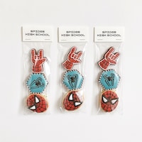 スパイダーマンをモチーフにしたアイシングクッキー。