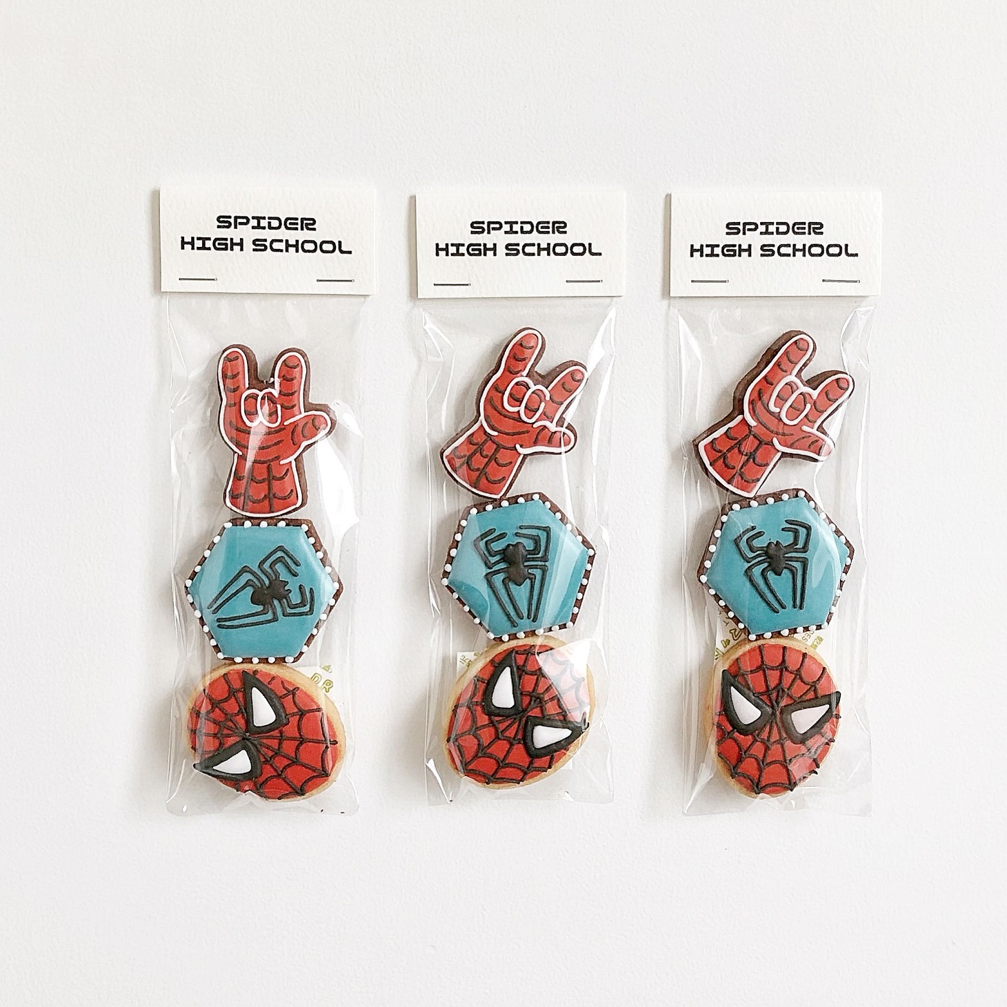 スパイダーマンをモチーフにしたアイシングクッキー。
