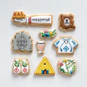 「ミッドサマー」をモチーフにしたアイシングクッキー。