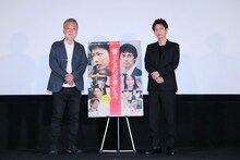 「護られなかった者たちへ」石巻凱旋舞台挨拶にて、左から瀬々敬久、佐藤健。