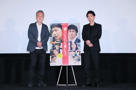 「護られなかった者たちへ」石巻凱旋舞台挨拶にて、左から瀬々敬久、佐藤健。