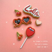 「ロリータ」をモチーフにしたアイシングクッキー。