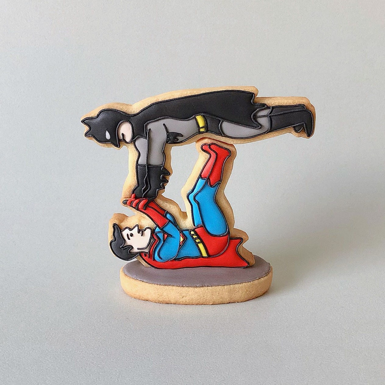 バットマンとスーパーマンをモチーフにしたアイシングクッキー。フィル・ジョーンズによるイラストとのコラボレーション。