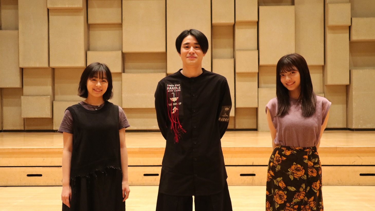 左から森七菜、中村歌之助、甲田まひる。