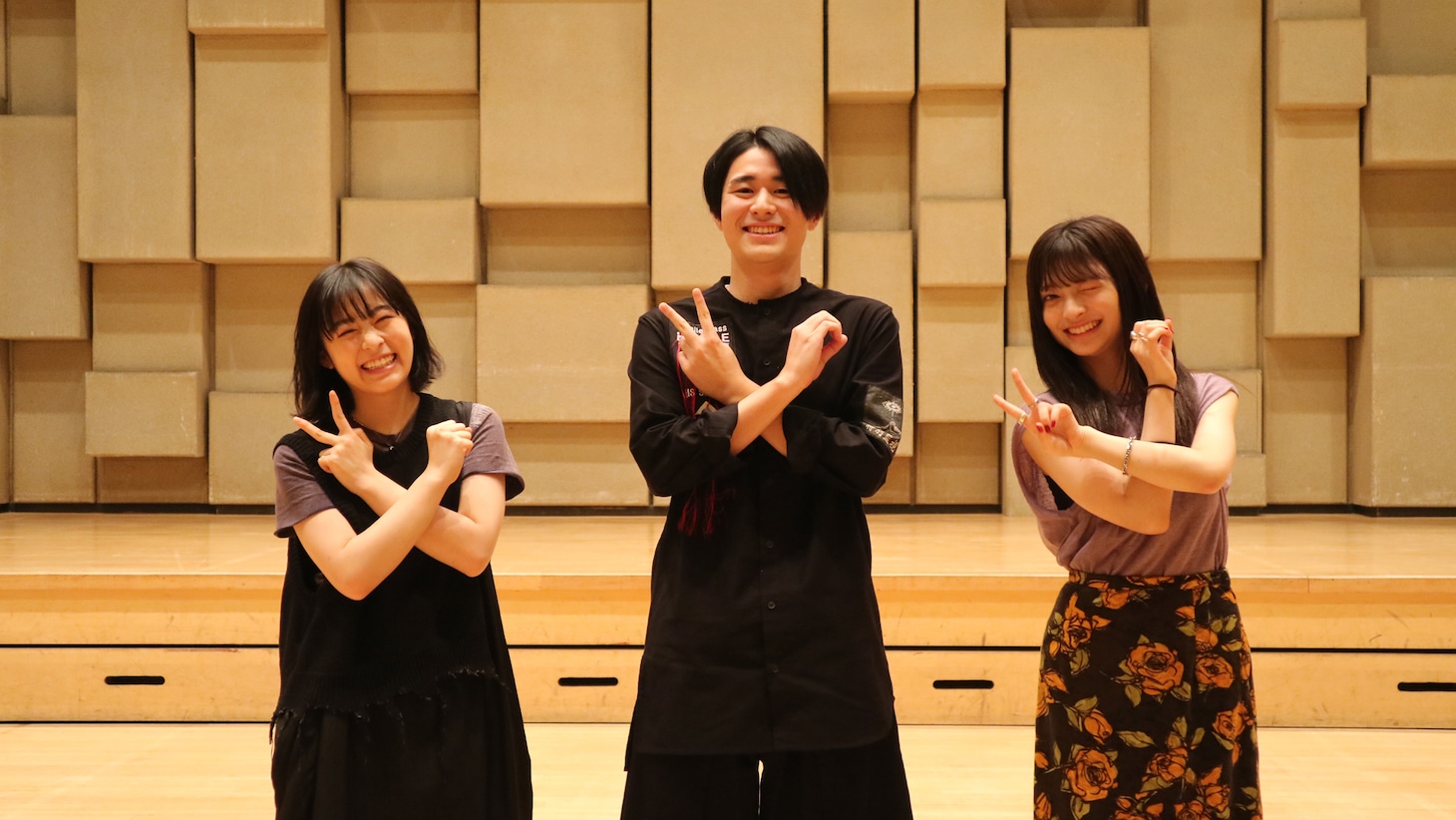 左から森七菜、中村歌之助、甲田まひる。