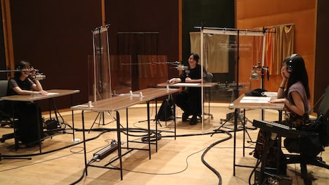 左から森七菜、中村歌之助、甲田まひる。