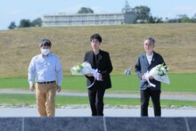 宮城・石巻南浜津波復興祈念公園を訪れた佐藤健（中央）、瀬々敬久（右）。