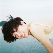 佐久間由衣の1st写真集が発売、奥山由之と2人きりで撮影