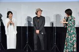 左からロン・モンロウ、上田慎一郎、松本穂香。