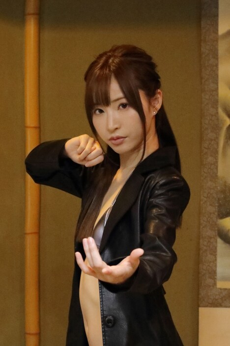 「はだか拳Ω」より、天使もえ演じる鉄子。