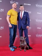 左からトム・ハーディ、ブルー、アンディ・サーキス。