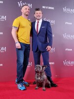 左からトム・ハーディ、ブルー、アンディ・サーキス。