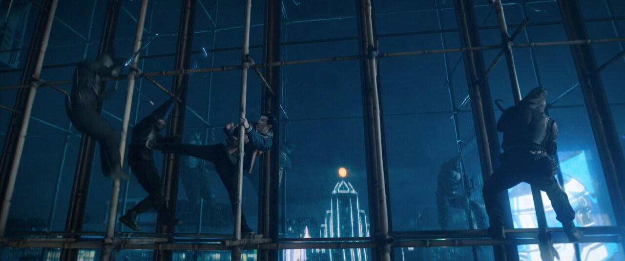 シャン・チーと暗殺術を極めた刺客デス・ディーラーのバトルシーン公開