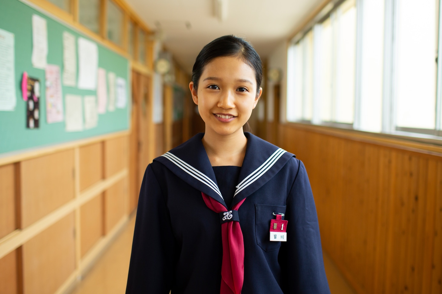 皆川佐和子役の山崎玲奈。