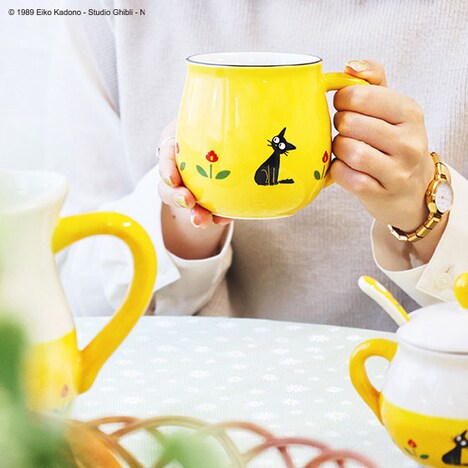 「魔女の宅急便 おソノさんの食器シリーズ マグカップ」の使用イメージ。