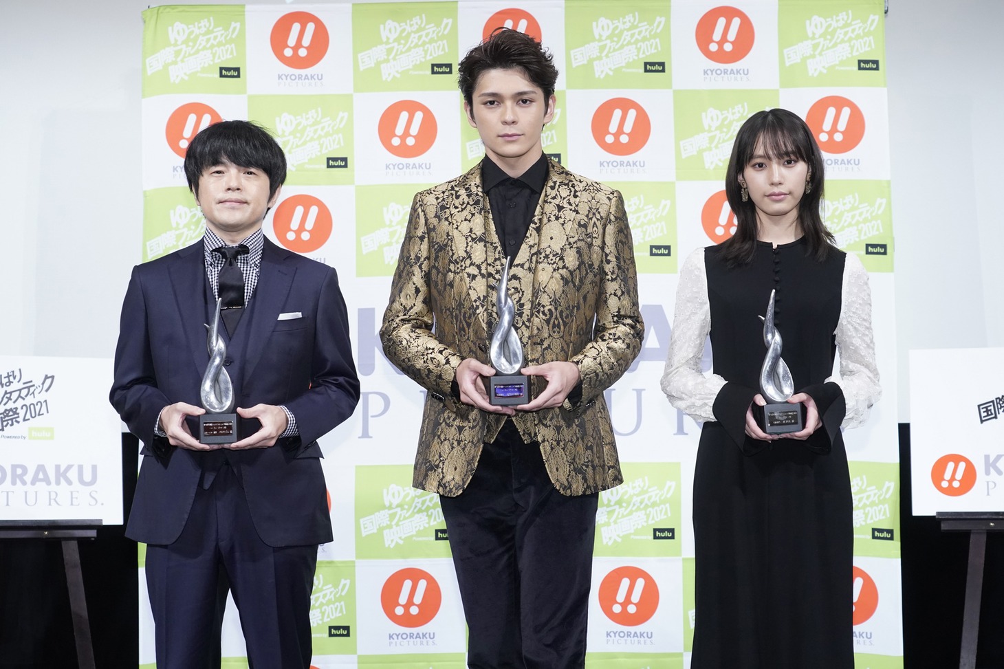 左からバカリズム、眞栄田郷敦、南沙良。