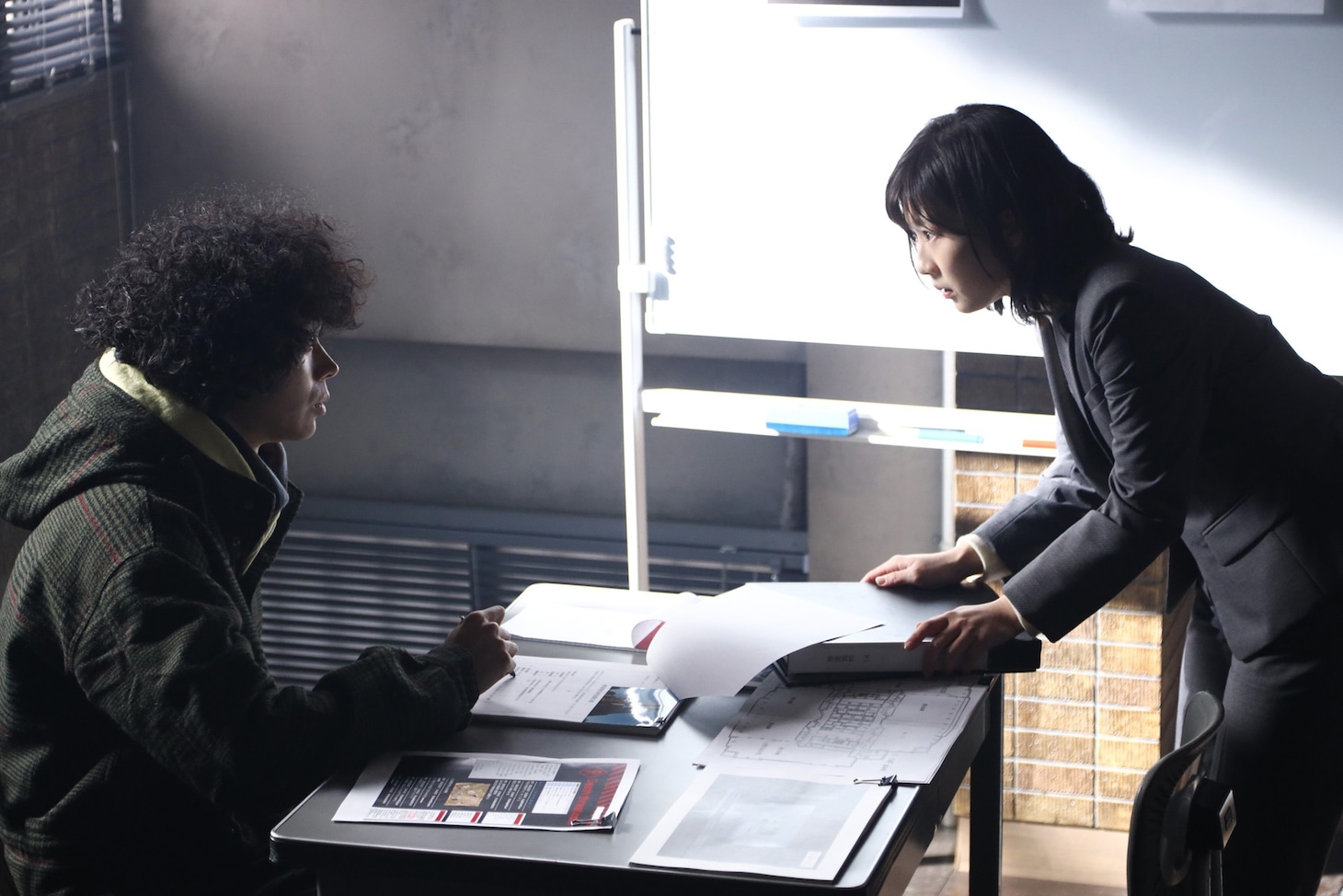 左から菅田将暉演じる久能整、伊藤沙莉演じる風呂光聖子。