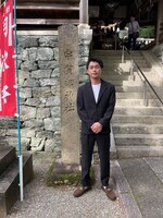 宇賀部神社を訪れた遠藤雄弥。