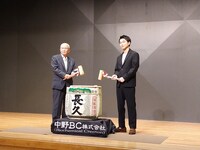 鏡開きの様子。左から小野田典生、遠藤雄弥。