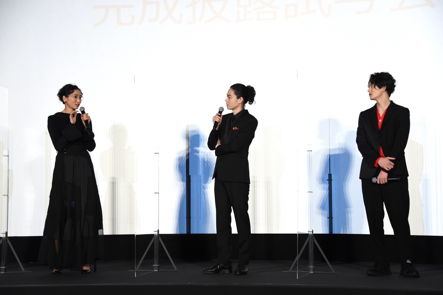 左から杏、菅田将暉、岡田将生。