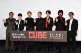 「CUBE 一度入ったら、最後」完成披露試写会の様子。左から吉田鋼太郎、田代輝、杏、菅田将暉、岡田将生、斎藤工、清水康彦。