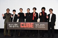 「CUBE 一度入ったら、最後」完成披露試写会の様子。左から吉田鋼太郎、田代輝、杏、菅田将暉、岡田将生、斎藤工、清水康彦。